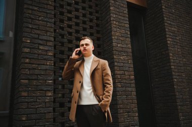 Şık, şık erkekler, şehir tarzı paltolu adamlar.