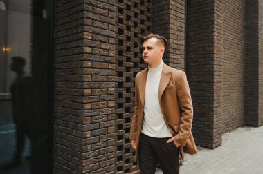 Şık, şık erkekler, şehir tarzı paltolu adamlar.