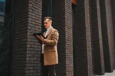 Yakışıklı bir iş adamının portresi