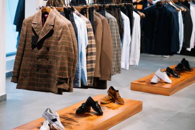 Değişik renklerde insan ceketleri asılıydı..