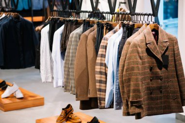 Giysi mağazasında pantolonlar erkeklerin elinde, yakın plan..