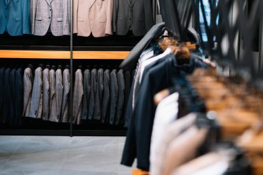 Değişik renklerde insan ceketleri asılıydı..