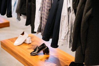 Değişik renklerde insan ceketleri asılıydı..