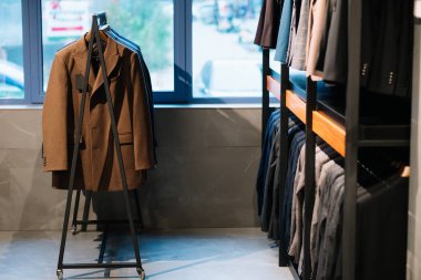 Giysi mağazasında pantolonlar erkeklerin elinde, yakın plan..