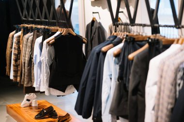 Giysi mağazasında pantolonlar erkeklerin elinde, yakın plan..