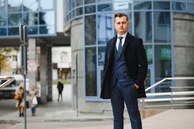 Zarif klasik takım elbiseli yakışıklı bir gencin moda fotoğrafı. Erkek güzelliği, moda.