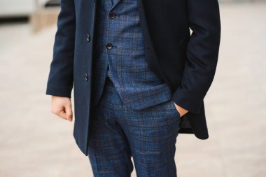 Klasik takım elbiseli bir adam.