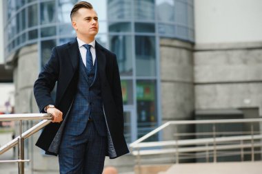 Yakışıklı bir iş adamının portresi