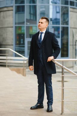 Genç iş adamı, şık bir klasik takım elbise giyiyor.