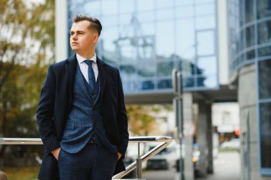 Yakışıklı bir iş adamının portresi