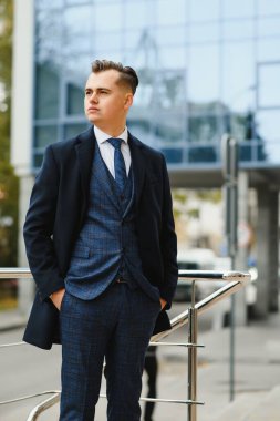Genç iş adamı, şık bir klasik takım elbise giyiyor.