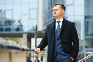 Genç iş adamı, şık bir klasik takım elbise giyiyor.