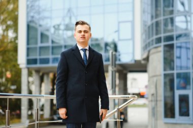 Zarif klasik takım elbiseli yakışıklı bir gencin moda fotoğrafı. Erkek güzelliği, moda.