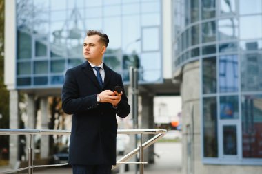 Genç iş adamı, şık bir klasik takım elbise giyiyor.