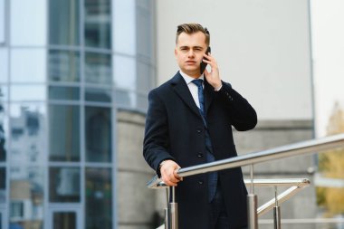 Genç iş adamı, şık bir klasik takım elbise giyiyor.