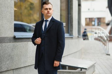 Yakışıklı bir iş adamının portresi