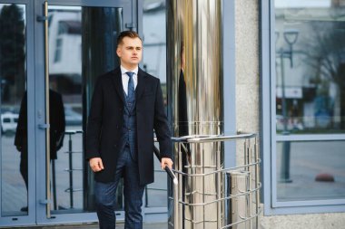 Genç iş adamı, şık bir klasik takım elbise giyiyor.