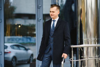 Zarif klasik takım elbiseli yakışıklı bir gencin moda fotoğrafı. Erkek güzelliği, moda.