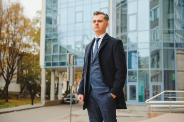 Yakışıklı bir iş adamının portresi