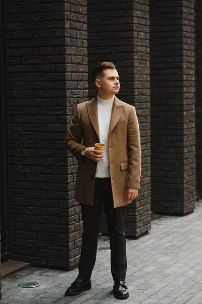 都会的なスタイルでコートのスタイリッシュなエレガントな男性 — ストック写真