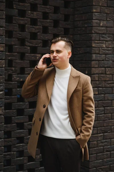 Bello Sorridente Giovane Uomo Affari Elegantemente Vestito Appoggiato Una Rotaia — Foto Stock