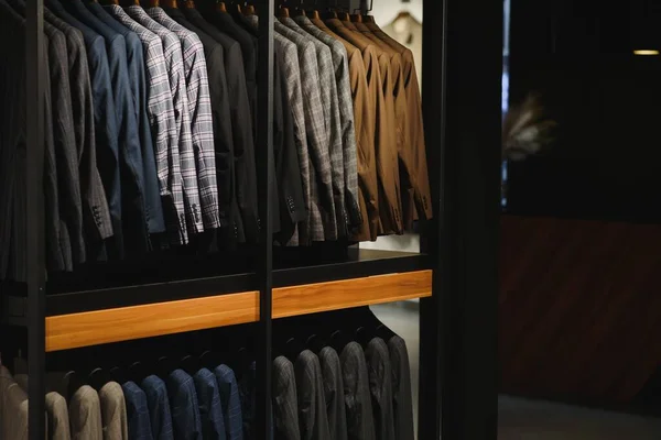 Jacken Hängen Einem Herrenbekleidungsgeschäft — Stockfoto