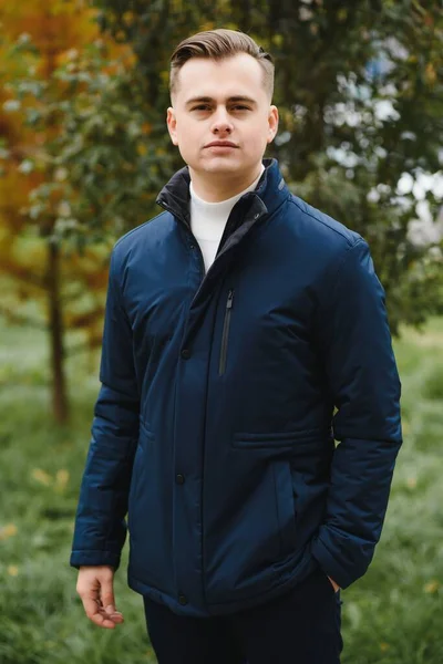 Portret Stylowego Mężczyzny Brodą Ubraną Płaszcz Zewnątrz — Zdjęcie stockowe