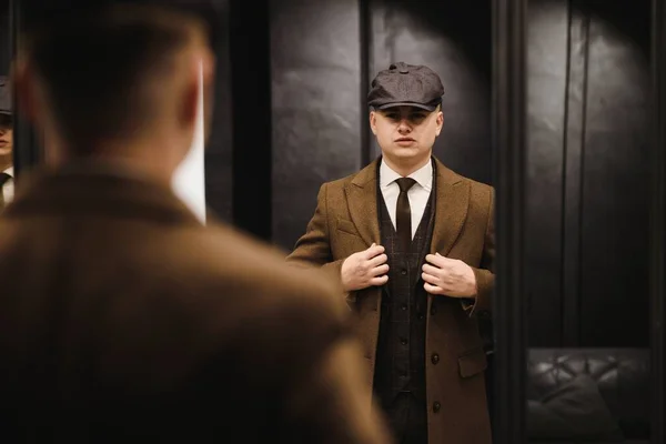 20世纪20年代的英国复古黑帮形象中的一名男子 身穿皮克百叶窗风格的外套 西服和平顶帽 — 图库照片