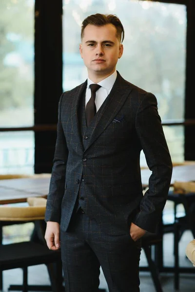 Πορτρέτο Ενός Ελκυστικού Νεαρού Επιχειρηματία Αστικό Φόντο Φορώντας Κοστούμι Γραβάτα — Φωτογραφία Αρχείου