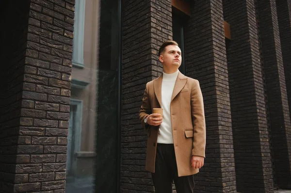 Retrato Hombre Elegante Con Una Barba Vestida Con Abrigo Aire — Foto de Stock