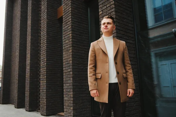 Elegante Hombre Elegante Con Abrigo Estilo Urbano — Foto de Stock