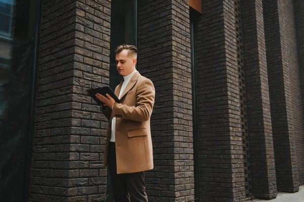 Yakışıklı bir iş adamının portresi