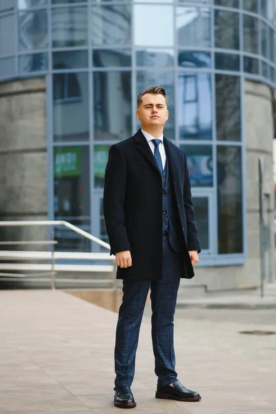 Νέα Κομψό Αυτοπεποίθηση Όμορφος Επιχειρηματίας Μοντέλο Κοστούμι Ρούχα Περπάτημα Στο — Φωτογραφία Αρχείου