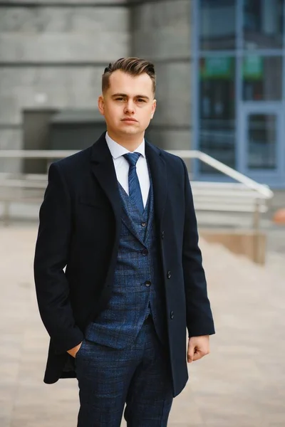 エレガントな古典的なスーツのハンサムな若い男のファッションショット 男性の美しさ ファッション — ストック写真