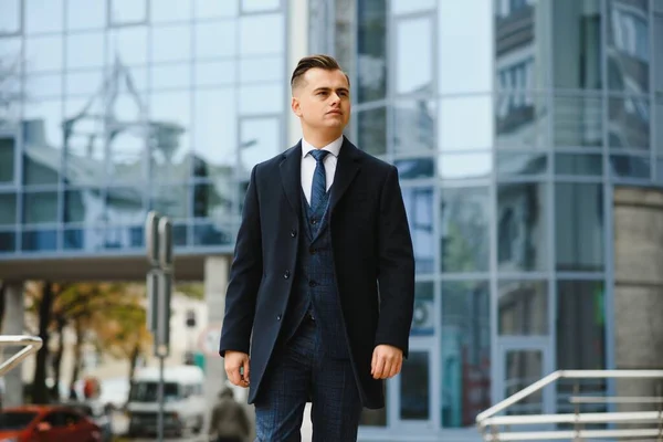 Jovem Homem Negócios Vestindo Elegante Terno Clássico — Fotografia de Stock