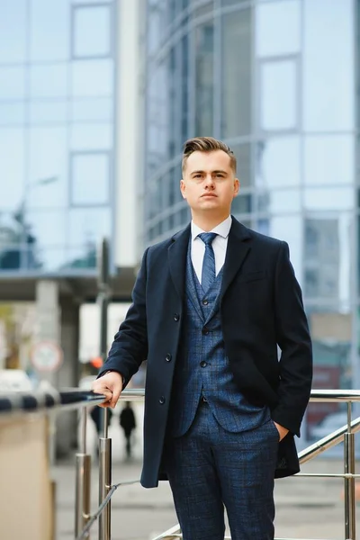 Jovem Homem Negócios Vestindo Elegante Terno Clássico — Fotografia de Stock