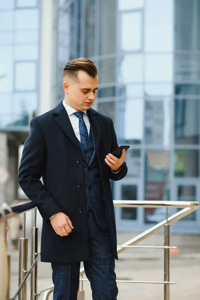 Schöner Geschäftsmann Steht Vor Bürogebäude Und Telefoniert Geschäftlich Mit Handy — Stockfoto