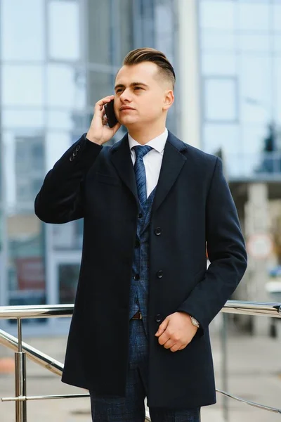 Όμορφος Επιχειρηματίας Στέκεται Δίπλα Στο Κτίριο Γραφείων Έχοντας Επαγγελματική Κλήση — Φωτογραφία Αρχείου