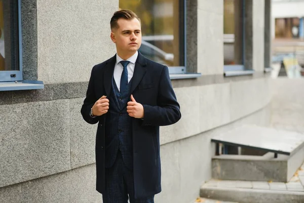 Jovem Homem Negócios Vestindo Elegante Terno Clássico — Fotografia de Stock