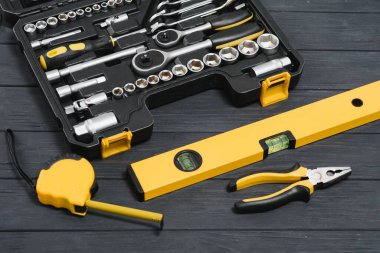 Ahşap dokuya sahip yeni kare siyah alet kutusu. Üst görünüm