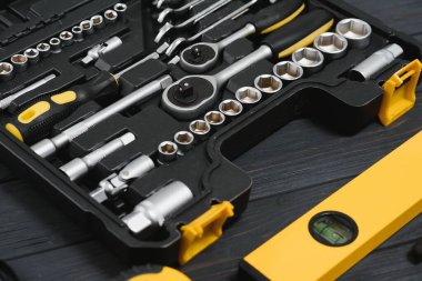 Ahşap dokuya sahip yeni kare siyah alet kutusu. Üst görünüm