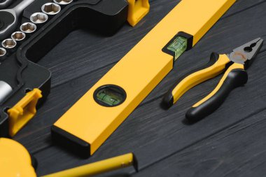 Ahşap dokuya sahip yeni kare siyah alet kutusu. Üst görünüm