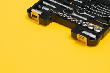 Araba tamiri için araç gereçleri olan kutu, yakın plan