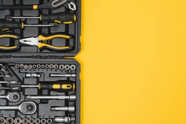 Çeşitli inşaat aletleri. Ev onarımı için aletler. İnşaat alanında çalışıyorum. Sarı arka planda. Dümdüz. Düz Yatay.