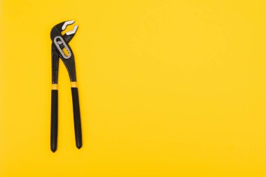 Sarı kerpeten, kırpma yolu ile sarı arkaplanda izole edildi.