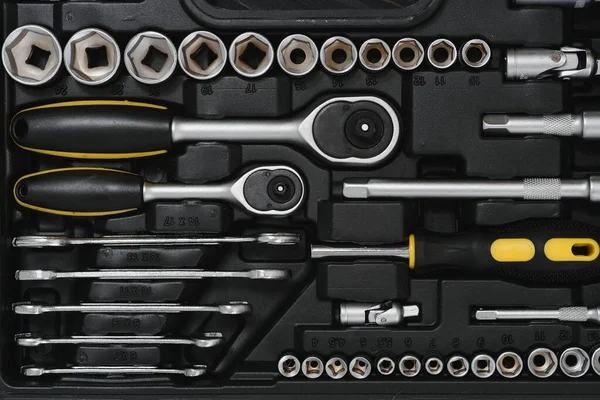 Ahşap dokuya sahip yeni kare siyah alet kutusu. Üst görünüm