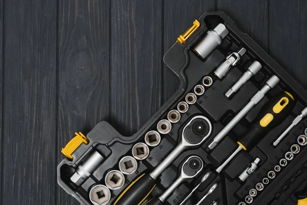 Araba tamiri için araç gereçleri olan kutu, yakın plan