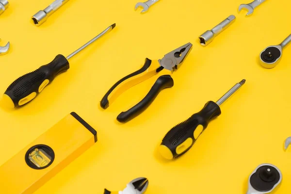 Gelbe Und Schwarze Praktische Werkzeuge Spundwände Und Schraubenzieher Isoliert Auf — Stockfoto