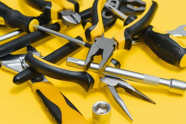 Gelbe Und Schwarze Praktische Werkzeuge Spundwände Und Schraubenzieher Isoliert Auf — Stockfoto