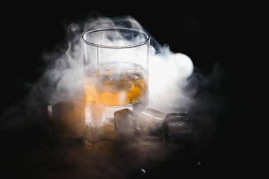 Bir bardak viski ve buz.